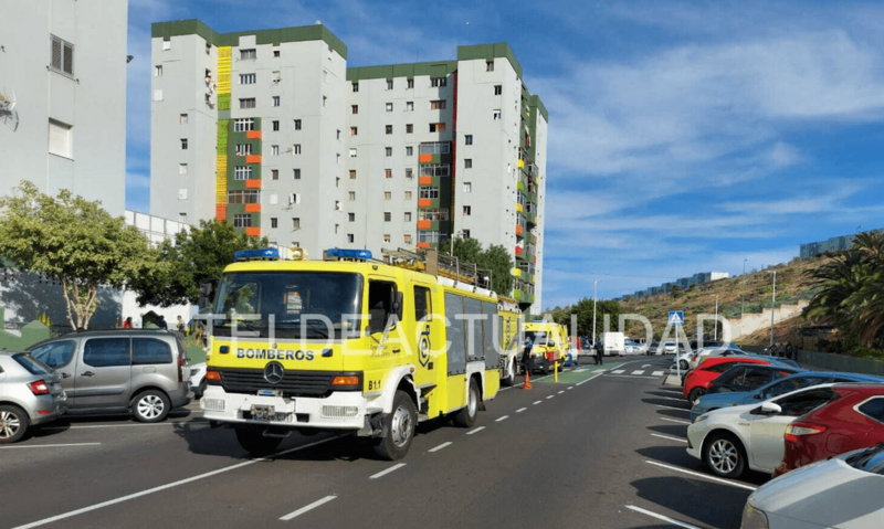 Imagen de los bomberos actuando en el incendio / TA